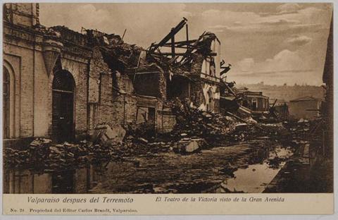 Primera imagen del registro Valparaíso después del terremoto - El Teatro de la Victoria visto de la Gran Avenida