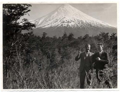 Primera imagen del registro Hombres frente al volcán Villarrica