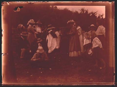 Primera imagen del registro Grupo de personas en paisaje natural