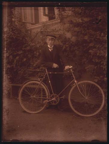 Primera imagen del registro Retrato de uniformado con bicicleta