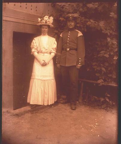 Primera imagen del registro Retrato de hombre uniformado y mujer
