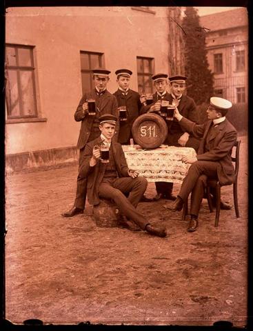 Primera imagen del registro Retrato de grupo de hombres bebiendo cerveza