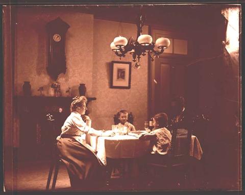 Primera imagen del registro Retrato de familia en comedor