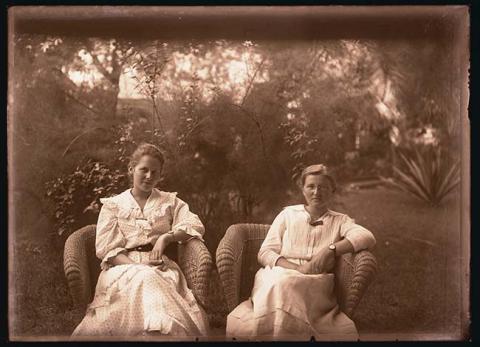 Primera imagen del registro Retrato de mujeres sentadas