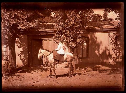 Primera imagen del registro Mujer a caballo