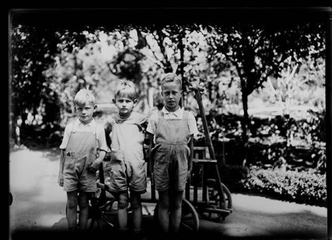 Primera imagen del registro Retrato de tres niños