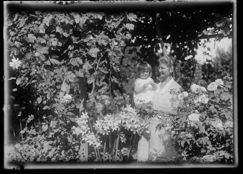Primera imagen del registro Mujer y niña en jardín