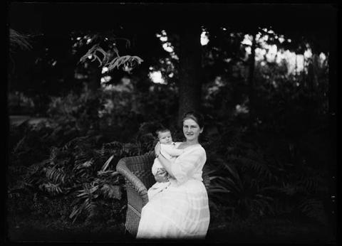Primera imagen del registro Retrato de mujer con infante