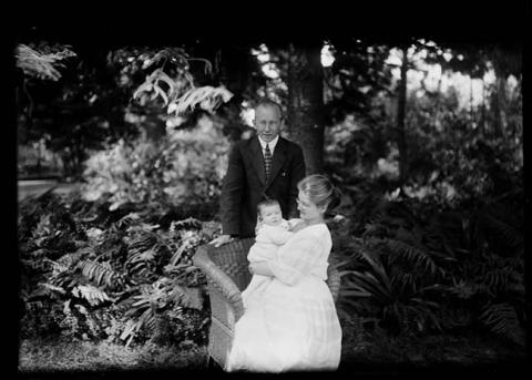 Primera imagen del registro Retrato de hombre y mujer con infante