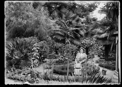 Primera imagen del registro Retrato de mujer y niña en jardín