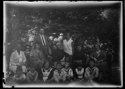 Primera imagen del registro Retrato familiar en jardín