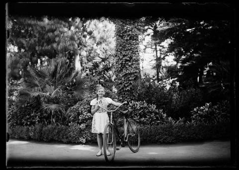 Primera imagen del registro Niña con bicicleta
