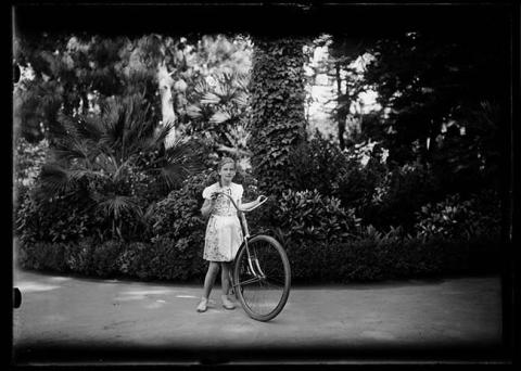Primera imagen del registro Niña con bicicleta
