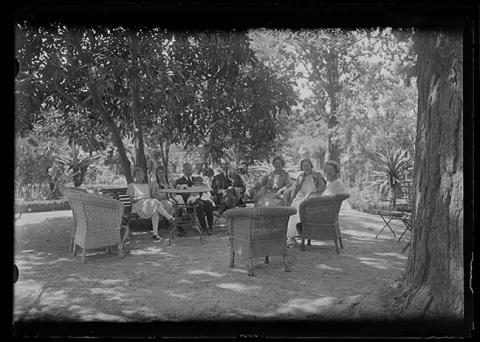 Primera imagen del registro Grupo de personas en jardín