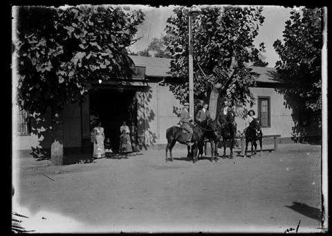 Primera imagen del registro Hombres a caballo frente a Hotel Bellavista