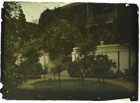 Primera imagen del registro Niña en jardín y entrada de casona