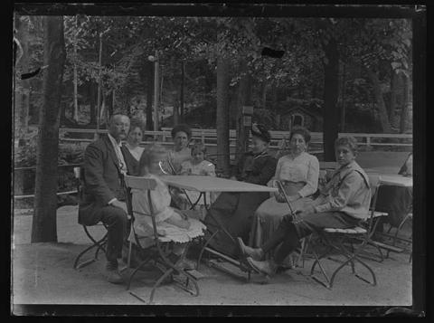 Primera imagen del registro Retrato familiar en parque