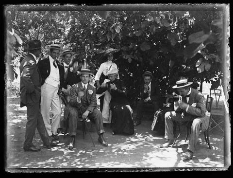 Primera imagen del registro Grupo de personas en patio