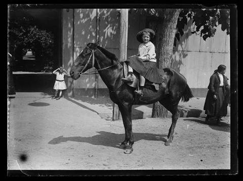 Primera imagen del registro Niña a caballo
