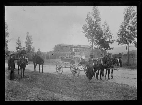 Primera imagen del registro Grupo de personas montando a caballo y en carruaje