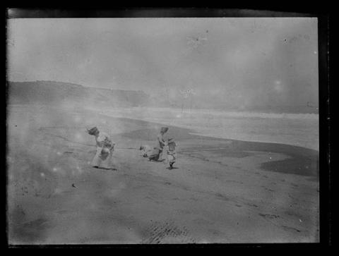 Primera imagen del registro Dos mujeres y dos niñas en playa