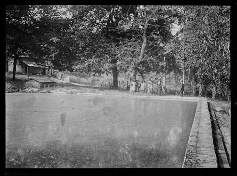Primera imagen del registro Hombre, mujeres y niñas en piscina