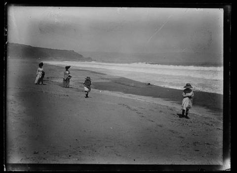 Primera imagen del registro Dos mujeres y dos niñas en playa