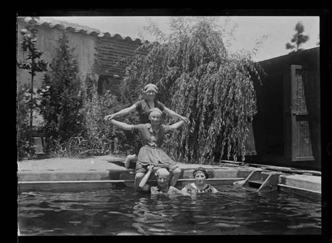 Primera imagen del registro Mujeres en piscina