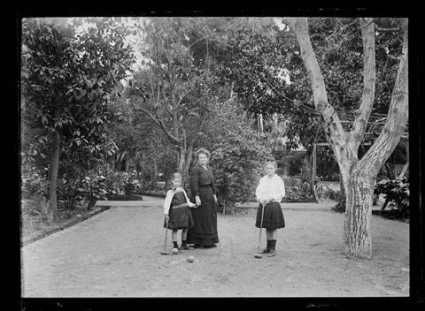 Primera imagen del registro Mujer y niñas en parque