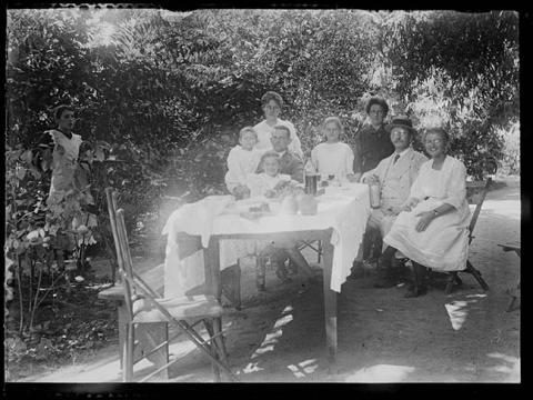 Primera imagen del registro Grupo de personas en comedor al aire libre