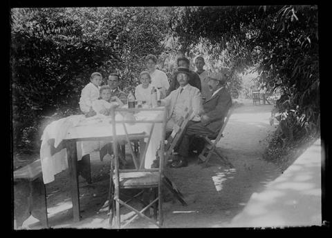 Primera imagen del registro Grupo de personas en comedor al aire libre