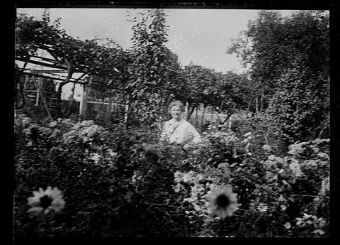 Primera imagen del registro Mujer en parque con flores