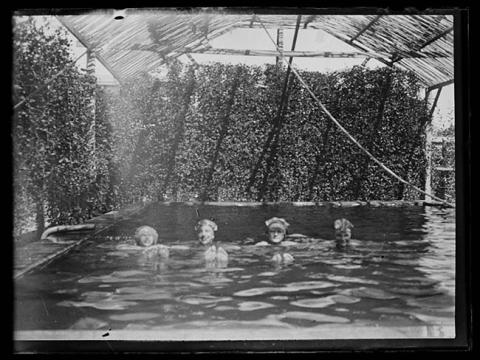 Primera imagen del registro Personas en piscina techada