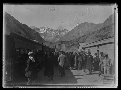 Primera imagen del registro Personas en estación de tren en paisaje cordillerano