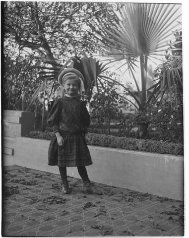 Primera imagen del registro Niña con uniforme
