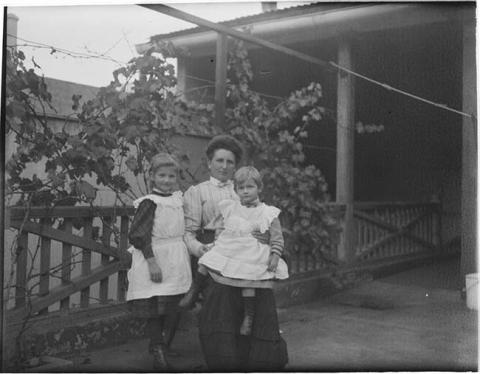 Primera imagen del registro Retrato de mujer y dos niñas