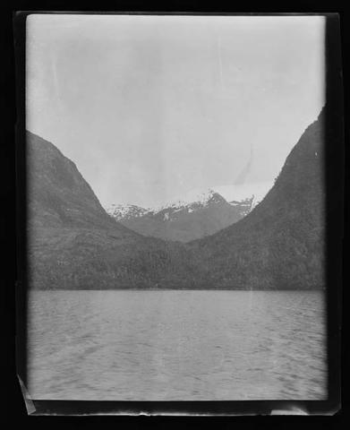Primera imagen del registro Paisaje natural con lago y montañas nevadas