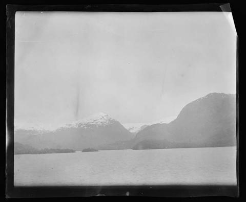 Primera imagen del registro Paisaje natural con lago y montañas nevadas