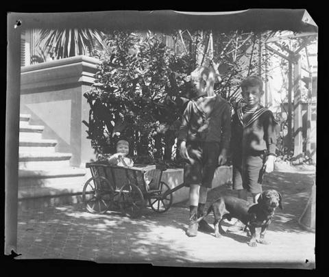 Primera imagen del registro Retrato de tres niños con perro