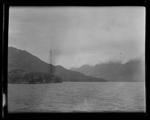 Primera imagen del registro Paisaje natural con lago y montañas