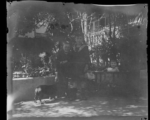 Primera imagen del registro Retrato de dos niños, infante y perro