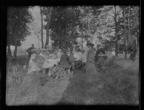 Primera imagen del registro Grupo de personas en comedor al aire libre