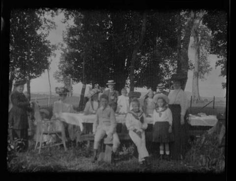Primera imagen del registro Grupo de personas en comedor al aire libre