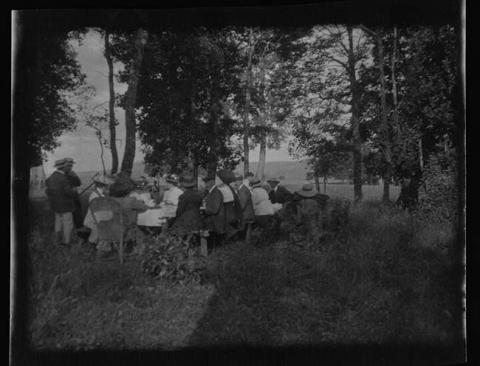 Primera imagen del registro Grupo de personas en comedor al aire libre