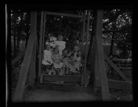 Primera imagen del registro Cinco niños en banca