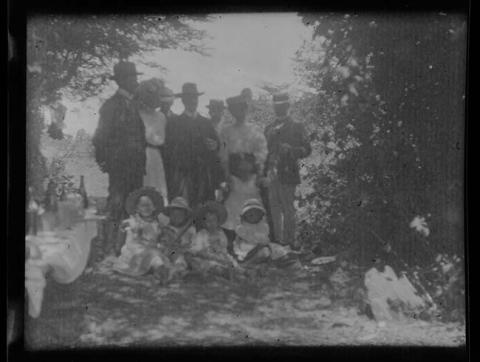 Primera imagen del registro Grupo de gente en espacio al aire libre