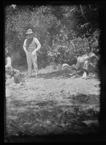 Primera imagen del registro Hombres en paisaje rural