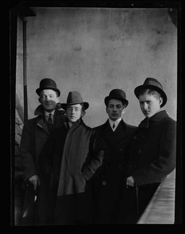 Primera imagen del registro Retrato de cuatro hombres