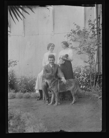 Primera imagen del registro Retrato de personas con perros