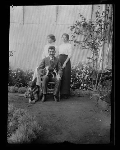 Primera imagen del registro Retrato de personas con perros